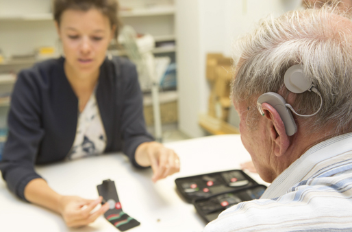 Minder horen maakt sneller dement