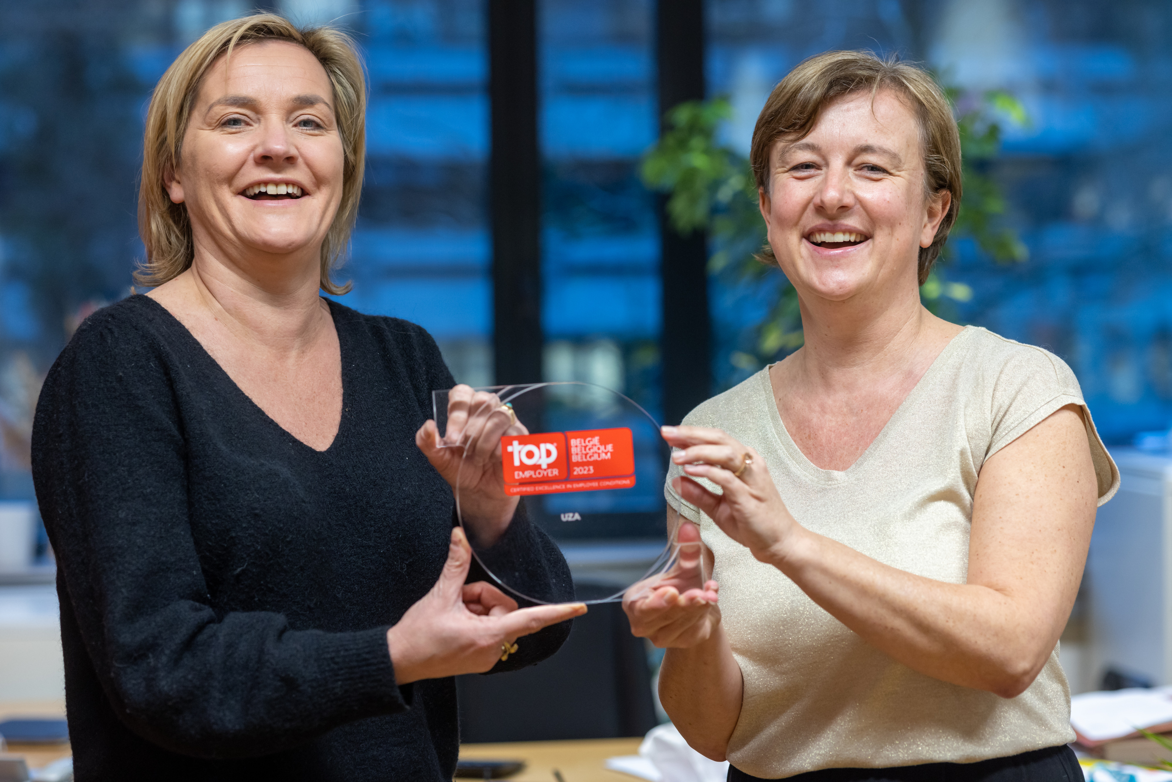 Nieuwe HR-directeur Katleen Janssens en talent coördinator Kathleen Dekeirel met de award van Top Employer