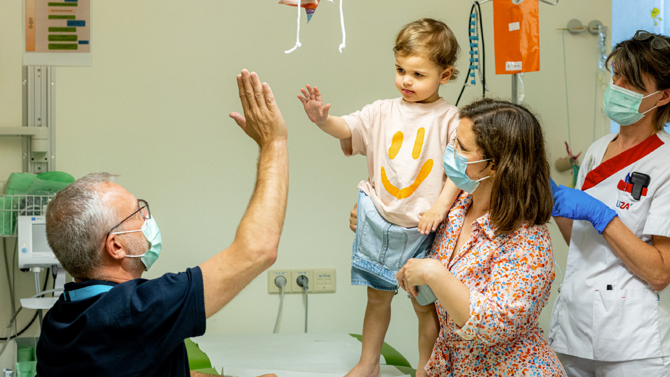 High five jonge patiënte en dokter